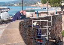 Continuen els treballs de reparació del mur vora el Bufador a Peníscola