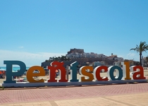 Peníscola renova les lletres XL del Passeig Marítim 