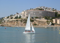 L’Estació Nàutica Benicarló-Peníscola i els ajuntaments d’ambdues ciutats uneixen sinergies per introduir la vela en els centres escolars