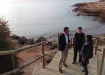 Les cales naturals de Peníscola es preparen per a rebre els banyistes