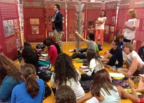 Els alumnes de l'IES Alfred Ayza visiten la Biblioteca Municipal de Peníscola que acull una exposició sobre Roís de Corella