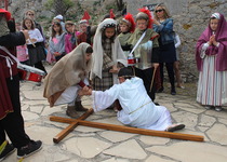 Els més menuts gaudeixen del via crucis infantil