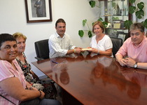 La Creu Roja de Peníscola rep el xec de la recaptació de l'obra benèfica Benedicto XIII en el Arca de Noé