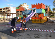 La Brigada Municipal d’Obres inicia les tasques de millora en el parc infantil de Peñismar