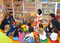 Els Ludopeques de Peníscola visiten la biblioteca municipal amb motiu de la celebració del Dia del Llibre