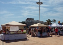 El comerç local de Peníscola es presenta en el passeig marítim en la XIV edició de la fira de Botigues al Carrer