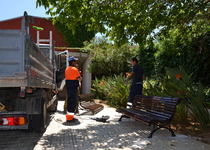 La Brigada Municipal amplia el nombre de bancs en l’esplanada del tanatori de Peníscola, enfront del cementeri