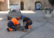 La Brigada Municipal d’Obres de Peníscola repara desperfectes en el paviment empedrat de diverses zones de la ciutat antiga