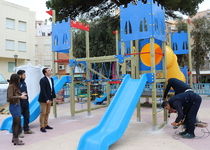 La plaça d’Antonelli compta ja amb un nou parc infantil, de disseny inspirat en els murons dels castells medievals