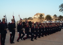 La Guardia Real protagonizaba ayer tarde un desfile y una demostración de movimientos floreados en el Paseo Marítimo de la ciudad