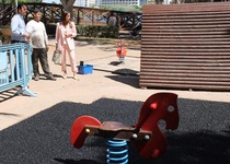 L’Ajuntament de Peníscola continua amb el manteniment de parcs infantils i reposa el paviment de cautxú