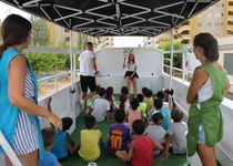 Els escolars de l'Escola d'Estiu de Peníscola visiten el Bus de la Llengua