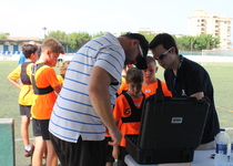 Els jugadors del Campus de Futbol realitzen proves per previndre el dany cardíac