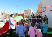 L'Ajuntament de Peníscola renova el parc infantil ubicat en el recinte del col·legi