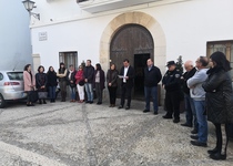 L’Ajuntament de Peníscola commemora el Dia Internacional de l’Eliminació de la Violència contra la Dona amb la lectura d’un manifest i flors blanques per les 51 víctimes de 2019