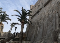 Peníscola identifica una fuita d’aigua als voltants de la murada renaixentista, en una escomesa mal anul·lada, amb més de tres dècades d’antiguitat