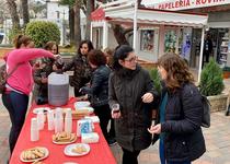 Els comerços del carrer d’Ermitana de Peníscola avancen el Nadal als més menuts amb una xocolatada popular
