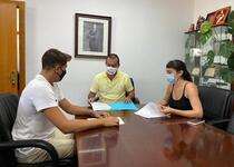 El Ayuntamiento de Peñíscola y la Asociación Ménades de Irta firman el convenio de colaboración para la promoción cultural y artística en el municipio