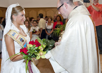 Ofrena floral a la Mare de Déu d'Ermitana