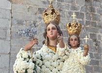 Peníscola celebra l'ofrena floral en honor a la Mare de Déu de l'Ermitana