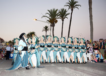 Les desfilades de moros i cristians omplin de color el fi de festa a Peníscola