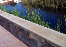 La Policia Local de Peníscola rescata una dona i el seu fill que van caure a la zona humida