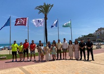 Peníscola hissa les banderes de qualitat a la seua platja