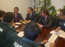 L'alcalde posa sobre la taula la necessitat de més recursos humans per a les dotacions de les forces de l'estat en la localitat i sol·licita major coordinació i suport en la lluita contra el top manta en la JLS