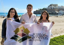 Peníscola celebra el Dia Nacional dels Pobles més Bonics d'Espanya amb la hissada de bandera que l’acredita com a integrant de l'agrupació  