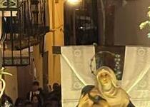 Peñíscola vive la procesión del Jueves Santo por las calles empedradas de su ciudadela