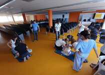 Peníscola suma esforços per a continuar sent un municipi cardioprotegit: quasi una trentena de persones assisteixen a la formació per a l'ús de desfibril·ladors