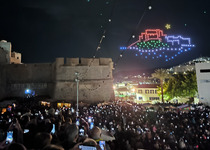 Peníscola il·lumina el cel per a encendre el seu espectacular enllumenat nadalenc 