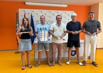 Les danses de Peníscola venen polseres amb missatge per a col·laborar amb el futur museu de les festes
