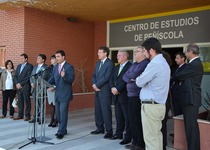 Andrés Martínez, alcalde de Peníscola, firma la recuperació del Centre d'Estudis