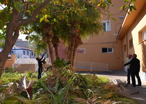 Comencen les tasques de neteja i desbrossament de les zones enjardinades en l'entorn del Centre d'Estudis