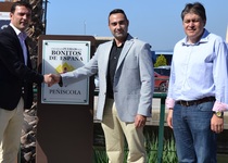 El cartell que identifica Peníscola com un dels Pueblos más Bonitos de España ja es troba a l'entrada del nucli antic