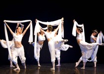 L'Acadèmia Ballet Lupe impregna de dansa i màgia el Palau de Congressos de Peníscola