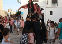 Les activitats d'animació itinerants pel nucli antic de Peníscola congreguen centenars de persones en el recinte emmurallat