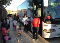 La nova línia de bus escolar subvencionat parcialment per l’Ajuntament de Peníscola ha iniciat avui el seu recorregut