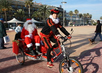 La campanya de dinamització comercial per al Nadal a Peníscola porta al Pare Noel als carrers de la ciutat