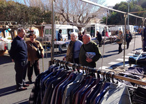 El mercat del dilluns de Peníscola inicia amb normalitat la seua activitat, en desplaçar-se al Centre d'Estudis