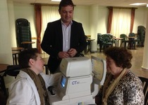 Els jubilats i pensionistes de Peníscola es revisen la tensió ocular gràcies a la iniciativa de l’Hospital Provincial