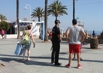 La temporada alta turística dispara a Peníscola les xifres de serveis humanitaris de la Policia Local