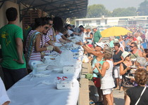 La Reina y Corte de Honor reparten más de 400 kilos de sardinas