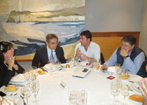 L'Agrupació d'Empresaris Turístics de Peníscola, Agretur, ha celebrat el seu tradicional dinar d'associats amb l'emotiu homenatge pòstum al seu ex-president, Carlos García Barragán