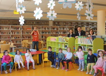 Els Ludopeques acudeixen a la Biblioteca municipal per celebrar el Dia Internacional del Llibre am un conta contes