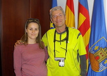  Amparo Bayarri, regidora de Cultura, rep l'aventurer Juan de la Fuente