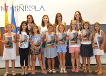 La Regidoria de Festes de l'Ajuntament de Peníscola efectua el lliurament oficial del programa dels actes a la Reina i Cort d'Honor de les Festes Patronals 2015