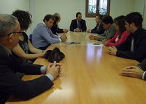 La corporació municipal rep el nou secretari de l'Ajuntament