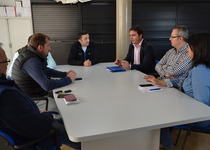 Andrés Martínez es reuneix amb representants de l’empresariat local per arribar a un consens sobre millores en la zona blava